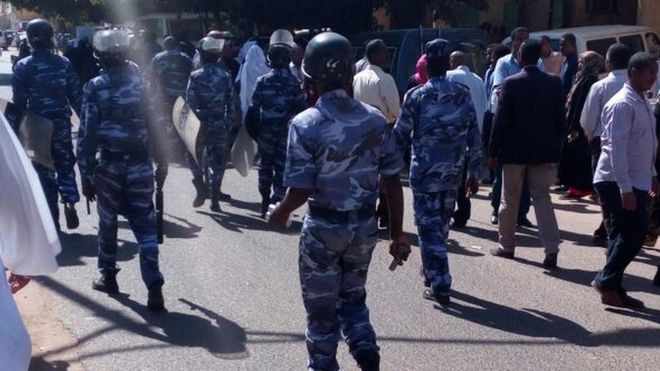 الشرطة تفرق احتجاجا على ارتفاع الأسعار في أم درمان