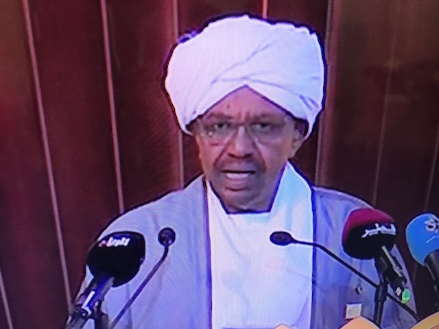 البشير في الدوحة: مليونا لاجئ في السودان “يتمتعون بحقوق المواطن”