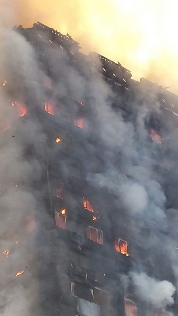 حريق ضخم في برج سكني بلندن تسكنه عائلات سودانية و القتلى 30