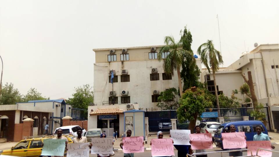 ناشطون ينفذون وقفة احتجاجية تطالب الحكومة بإعلان وباء الكوليرا