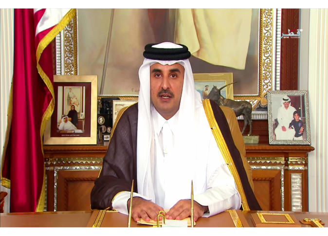 أمير قطر يدعو “الدول الأربع” إلى الحوار لتسوية المشاكل وينتقد “الحصار”