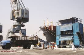 عمال الشحن والتفريغ يرفضون قرار والي البحر الأحمر بإنشاء شركات للخدمات داخل الموانئ