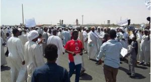 اللجنة الخماسية للوقفة الاحتجاجية بالشمالية: الوقفة قائمة وإعادة المشاركين إلى الخرطوم لن تثنينا