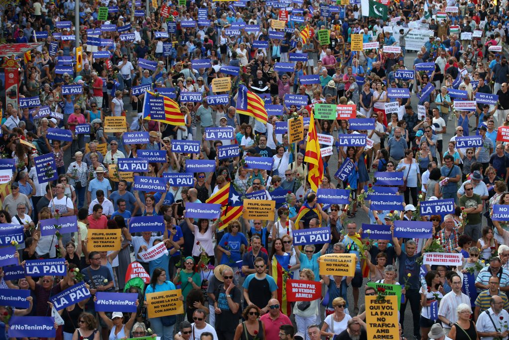 ملك إسبانيا في مسيرة حاشدة تهتف لـ “السلام” ضد “الخوف الزائد من الإسلام”