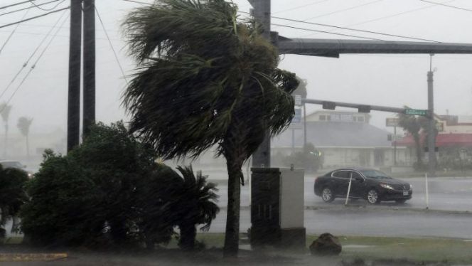 إعصار هارفي: محاصرة سكان وتحذير أميركي من فيضانات وآثار كارثية