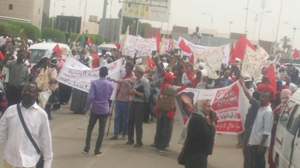 جموع غفيرة تُشيًع  فاطمة و شباب الشيوعي يعترضون طريق بكري و عبد الرحيم و هارون