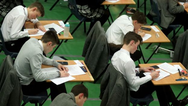 جامعة كيمبريدج تدرس إلغاء الكتابة بخط اليد في الامتحانات بسبب معاناة الطلاب