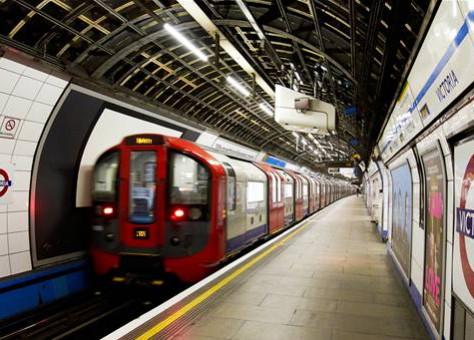 انفجار بمحطة في مترو أنفاق لندن وإصابة ركاب بحروق في الوجه