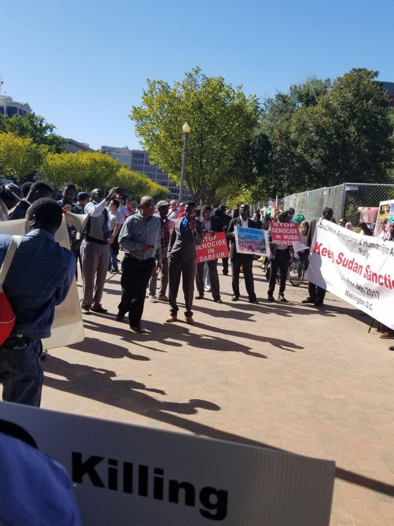 تظاهرة سودانية أمام البيت الأبيض ومذكرة تطالب الكونغرس بالضغط على ترمب