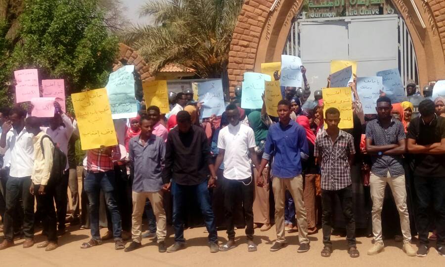 الأجهزة الأمنية تعتقل 6 طلاب بالجامعة الأهلية أثناء وقفة احتجاجية