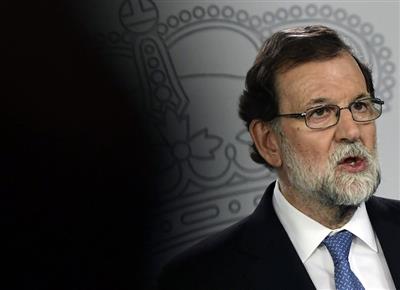 رئيس الوزراء الإسباني يقيل رئيس إقليم كاتالونيا وحكومته