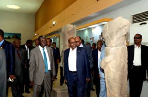البشير يتهم “جهات” بالسعي إلى تشويه وتزوير تاريخ السودان وسرقة حضارته