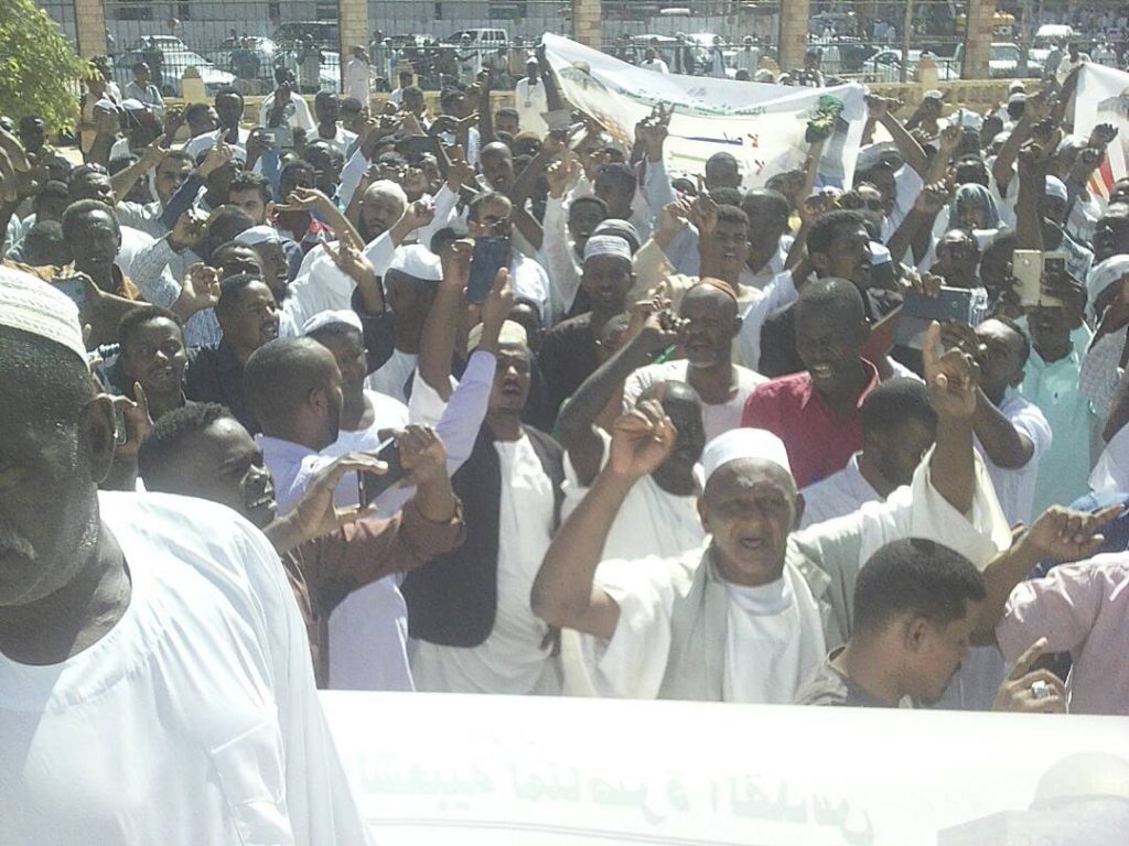 الخرطوم تخرج في مسيرات حاشدة احتجاجاً على القرار الأميركي
