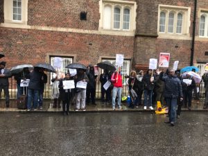 سودانيو لندن يتظاهرون تضامناً مع الحراك السوداني ويهتفون بإسقاط النظام