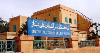 مسؤولون أتراك يقفون على ترميم قصر السلطان علي دينار بدارفور