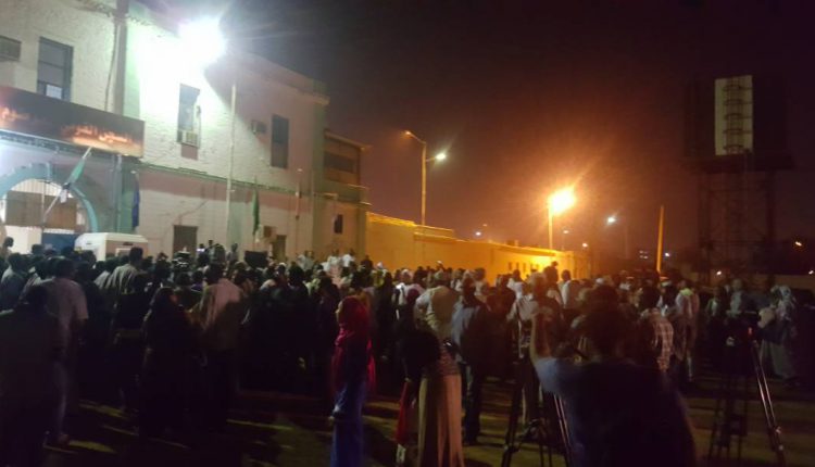 أسر معتقلين: نطالب بإطلاق سراح العشرات وما جرى في كوبر مسرحية سيئة الإخراج