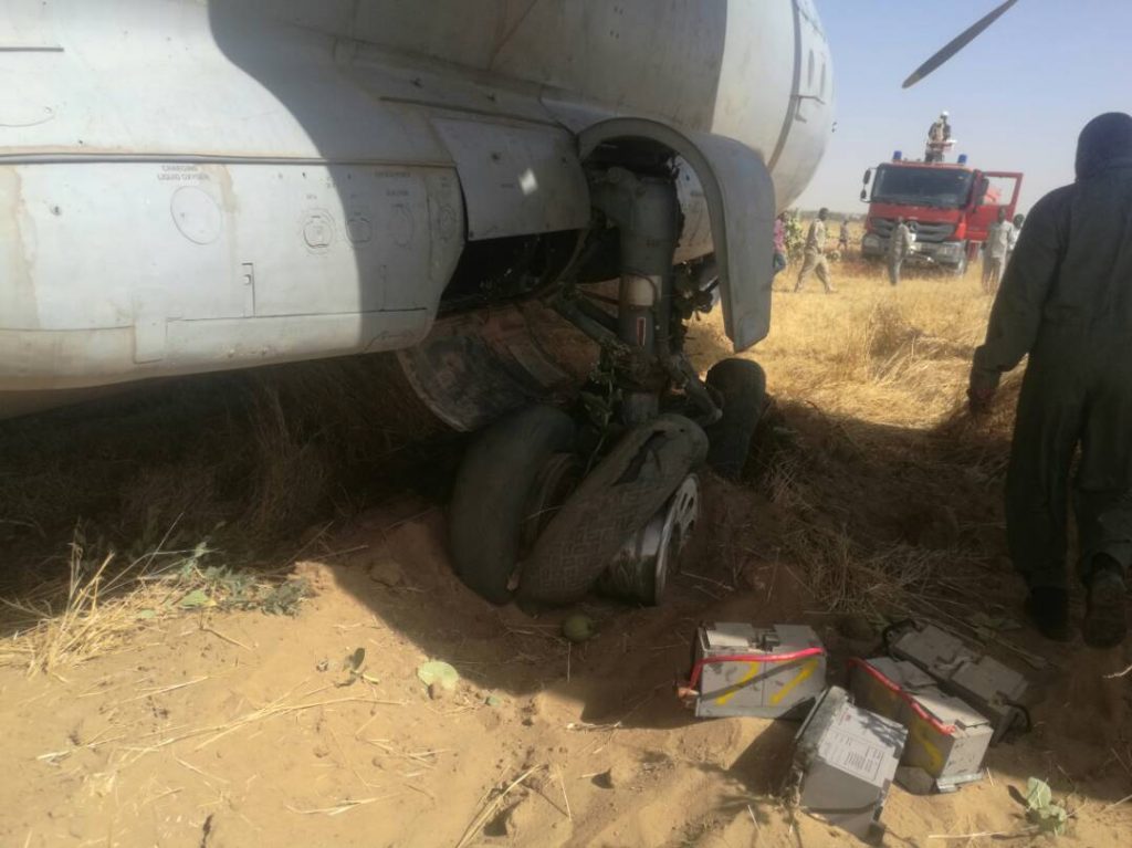 انحراف طائرة تابعة للقوات الجوية بمطار الجنينية بعد انفجار إطاراتها