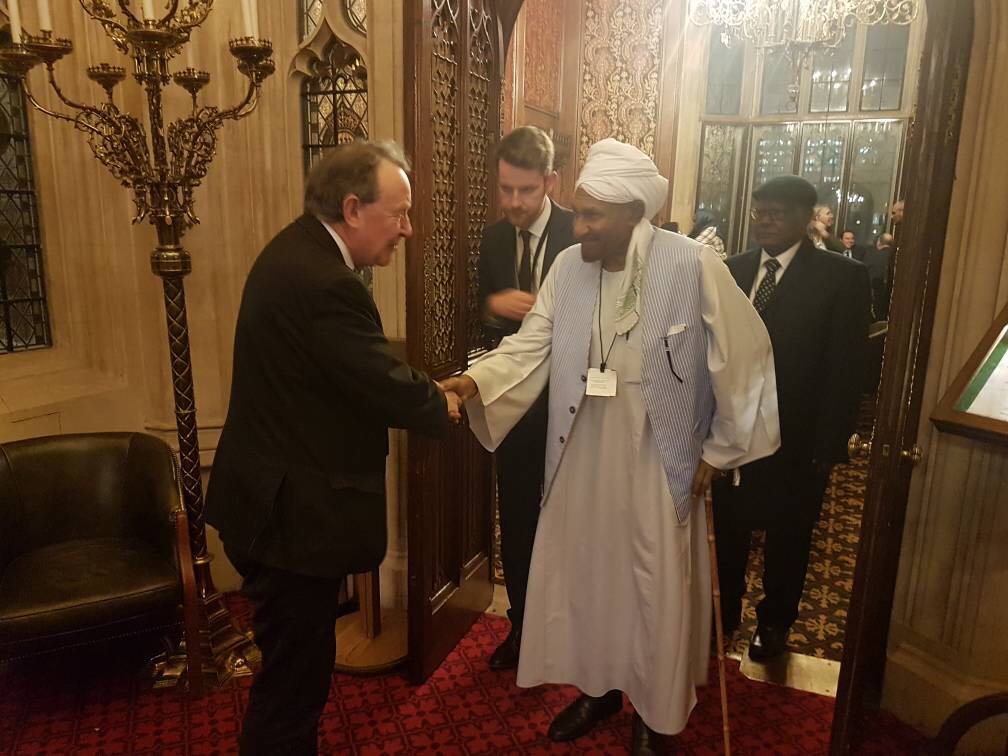 الصادق يبحث مع أعضاء في مجلس اللوردات البريطاني قضايا الساحة السودانية وسبل تحقيق السلام