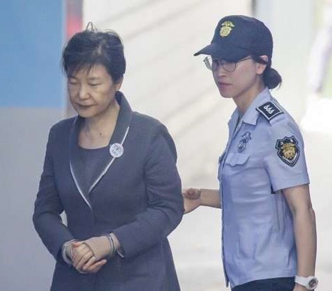حبس باك رئيسة كوريا الجنوبية السابقة 24 عاماً بتهمة تلقي رشاوى