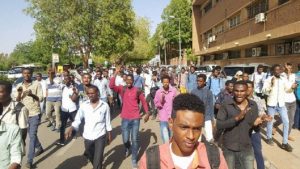 طلاب جامعة السودان يرفضون قرار الجامعة بفصل 1500طالب ويطالبون بإعادة الامتحانات