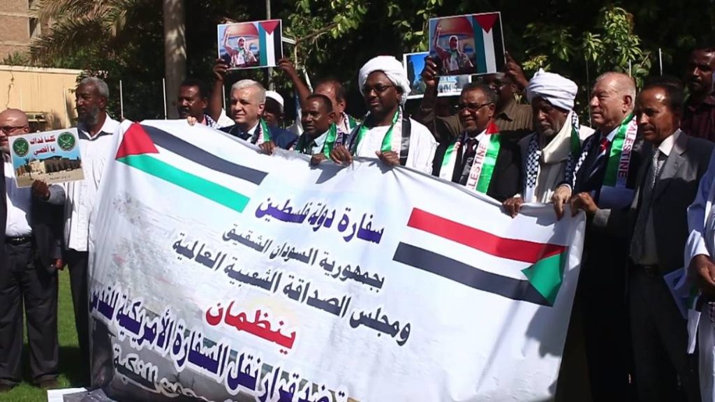 سودانيون وفلسطينيون ينظمون وقفة مناهضة للعدوان الإسرائيلي على مسيرات العودة