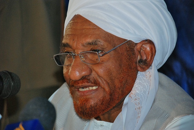 الصادق المهدي يقدم استقالته من “نداء السودان” مطالباً بمراجعات في هيكله وتحالفاته