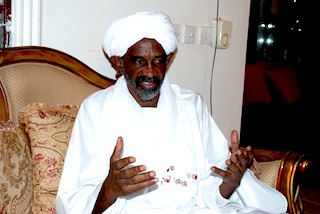 رحمةً بالشعب السوداني: قيادي إسلامي يطالب البشير بتسليم نفسه للجنائية