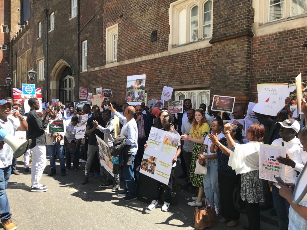 لندن: تظاهرة حاشدة تشدد على اسقاط نظام البشير وتدعو بريطانيا لممارسة ضغوط لوقف القمع