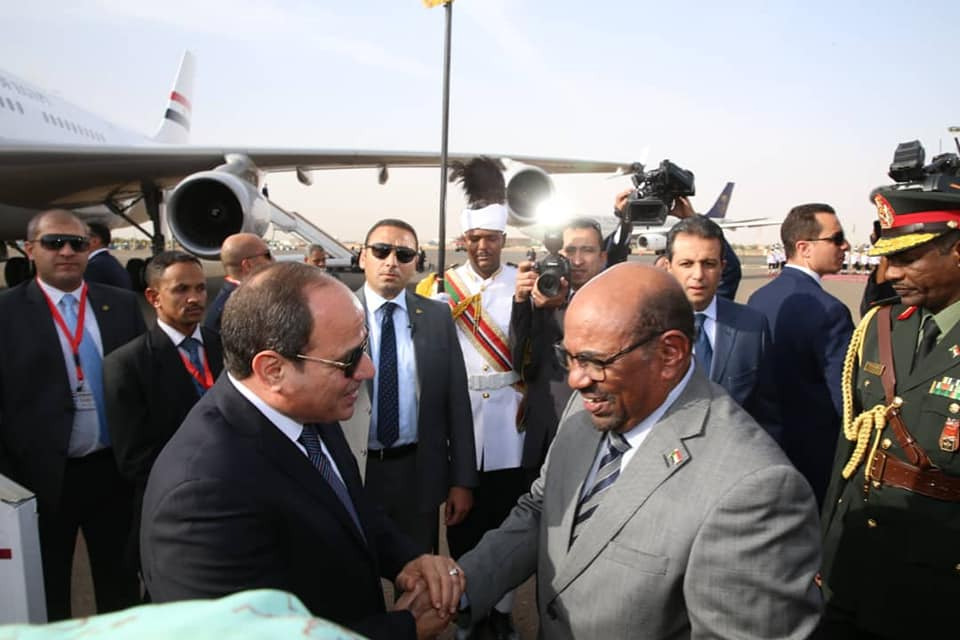 الرئيس المصري يصل الخرطوم لإجراء مباحثات مع البشير