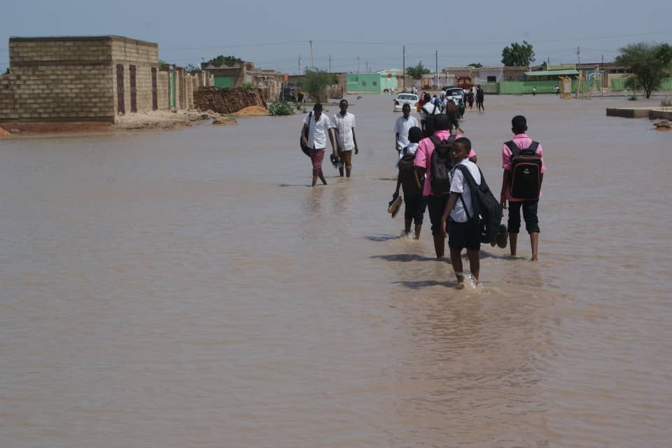مصرع (6) وتشرد آلاف المواطنين بسبب أمطار غزيرة وسيول اجتاحت مدينة النهود
