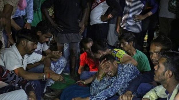 قطار يدهس حشداً في الهند ويقتل 50 شخصاً ويصيب 200