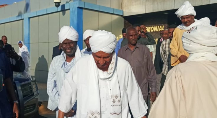 الصادق المهدي مخاطباً مستقبليه: حل  مشكلات السودان في صيغه عقد اجتماعي جديد
