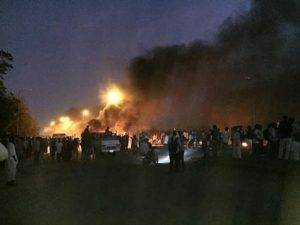 خروج الجماهير في الخرطوم ودنقلا والدامر وشندي والباوقة والقضارف تشهد مظاهرات عنيفة وحكومتها تعلن حالة الطوارئ