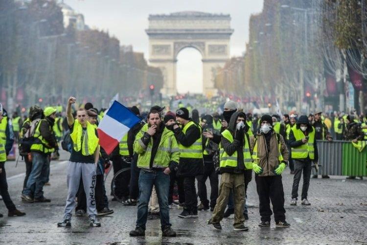 الحكومة الفرنسية تجري حواراً مع المحتجين بتوجيهات ماكرون