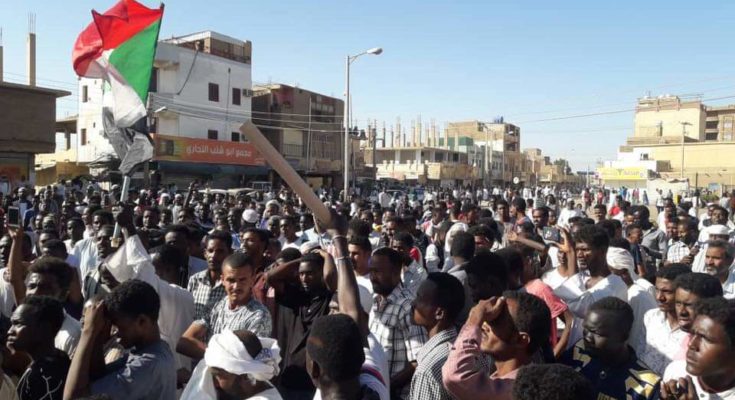 بورتسودان تخرج في تظاهرة حاشدة و الأجهزة  الأمنية تضرب المتظاهرين بالهروات وتعتقل عددا  منهم