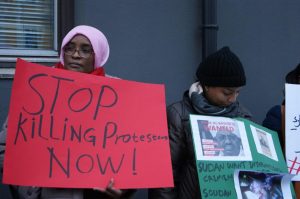 المحتجون السودانيون بالنرويج: “سفارة الكوز ترحل بس”