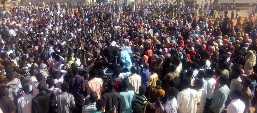وقفة احتجاجية لمحامي جنوب دارفور تطالب برحيل النظام