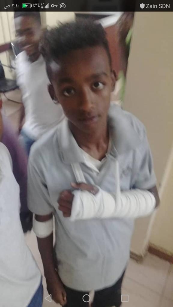 فيصل محمد صالح: الشرطة تعتقل صبيين في مسجد وتنهال عليهما ضرباً