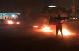 مواطنون بمدينة عطبرة  يتحدون أوامر الطوارئ ويخرجون في مظاهرات ليلية