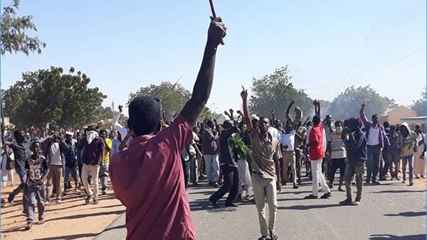 تظاهرات بالأبيض ومدني وامري  والأمن يعتقل عدداً من المتظاهرين بوسط الخرطوم