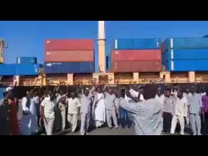 عمال الميناء الشمالي ينظمون وقفة احتجاجية ويسيرون تظاهرة بشوارع بورتسودان
