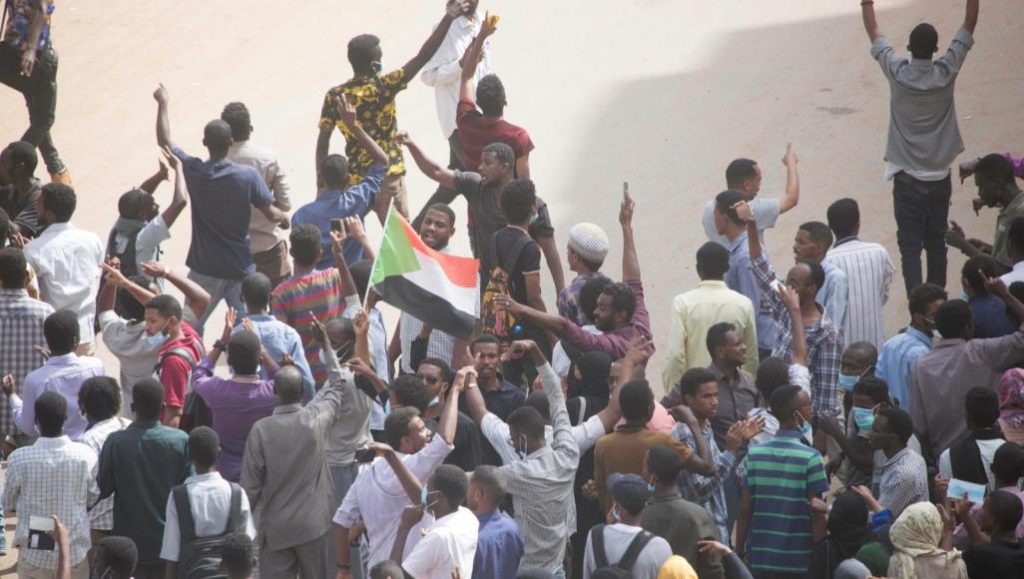 احتجاجات السودان والجزائر.. أين تلتقي؟ وأين تفترق؟