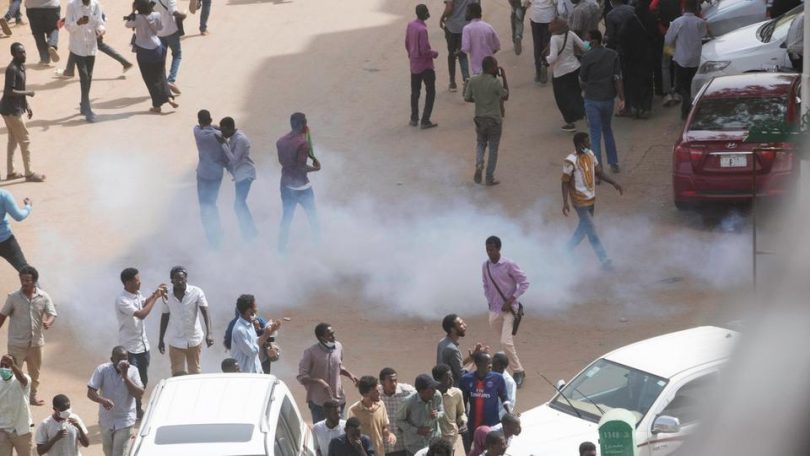 استمرار المظاهرات اليوم.. لجنة أطباء السودان: وفاة  تسعينية متأثرة باستنشاق البمبان