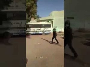 فيديو للأمن وهو يتحدى أهل بري.. فيصل محمد صالح: سقطتم جميعاً.. سلوك يليق بالعصابات