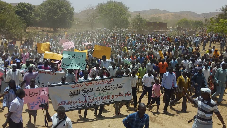 مؤكداً استمرار الاعتصام.. تجمع المهنيين السودانيين يدعو إلى الإضراب العام