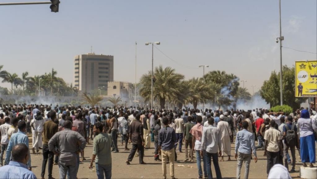 الجزيرة: للمرة الرابعة.. الأمن السوداني يحاول فض الاعتصام