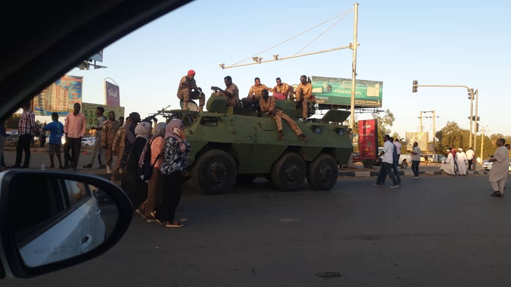 تعاطف واضح من الجيش: احتفال السودانيين بموكب 6 أبريل كالاحتفال برأس السنة عمّ كل المعمورة