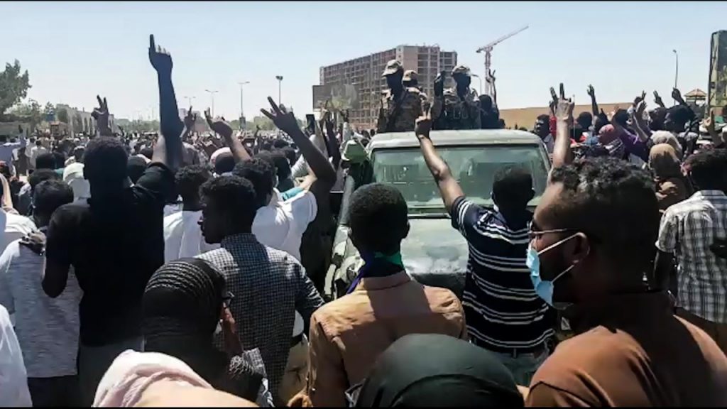 ثورتنا في الصحافة العربية: آلاف المتظاهرين أمام القيادة العامة.. سقوط شهيدة في دارفور