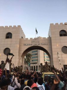 الجيش.. هل ينحاز للجماهير؟
