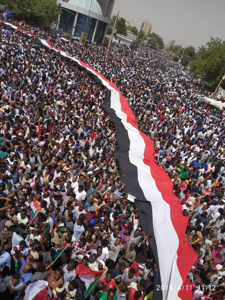 قصة الثورة السودانية .. من اعتصام القيادة العامة إلى تولي برهان